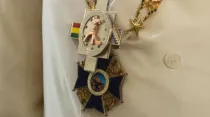 Las condecoraciones que ha dejado el Papa a Bolivia. Foto L'Osservatore Romano