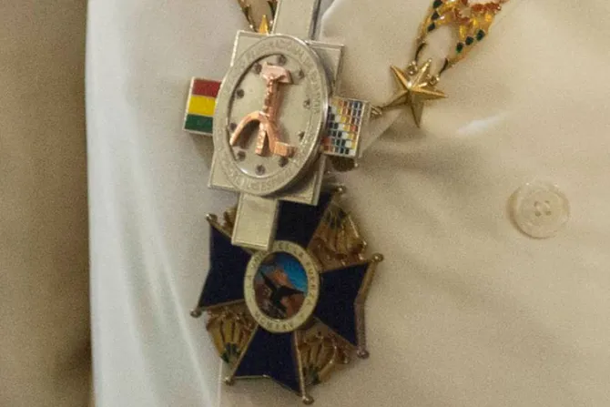 El Papa Francisco deja en Bolivia condecoraciones que le dio Evo Morales