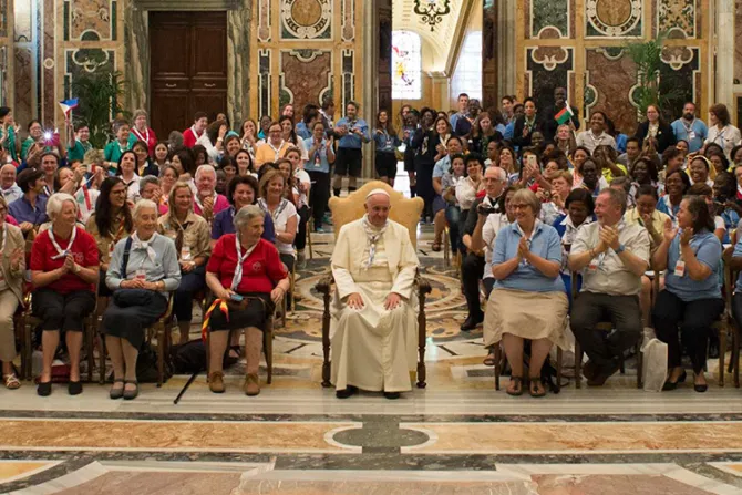 Mujeres pueden bloquear ideologías antifamilia con buena educación, dice el Papa