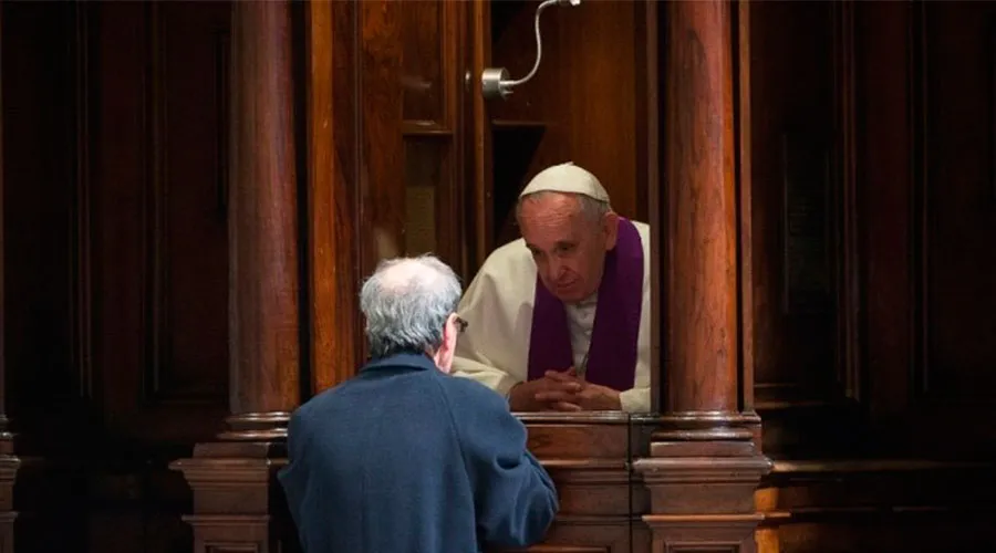 El Papa Francisco confesando (imagen referencial) / Foto: L'Osservatore Romano?w=200&h=150