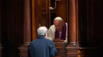 El Papa Francisco confesando (imagen referencial) / Foto: L'Osservatore Romano