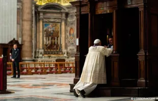 El Papa Francisco confesando en el marco de "24 horas para el Señor" en el 2014 Crédito:Vatican Media 