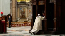 El Papa Francisco confesándose en el marco de "24 horas para el Señor" en 2014. Crédito: Vatican Media