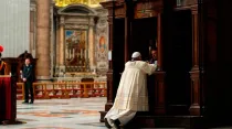 Imagen de archivo del Papa Francisco confesándose. Foto: Vatican Media