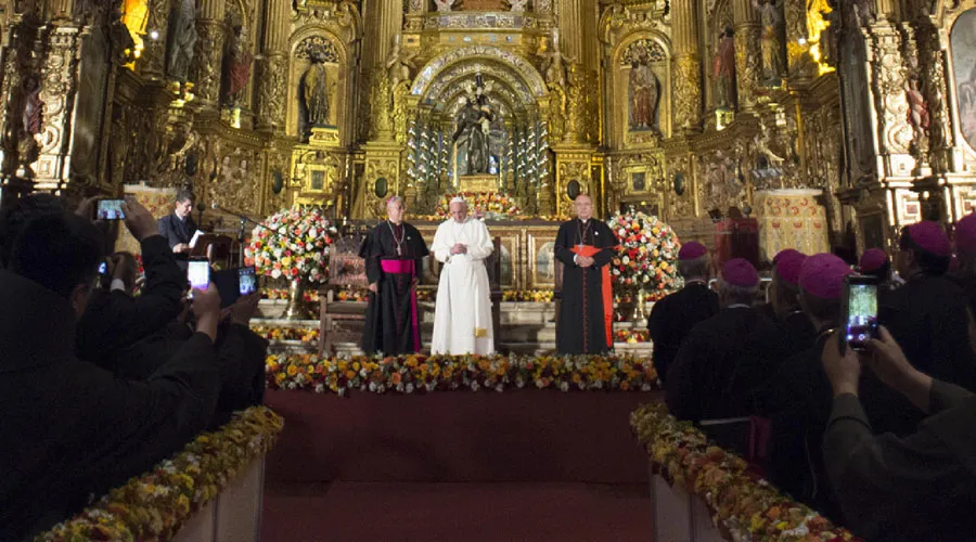 Papa Francisco con religiosos y sacerdotes en el Santuario del Quinche (Ecuador) / Foto: L'Osservatore Romano?w=200&h=150