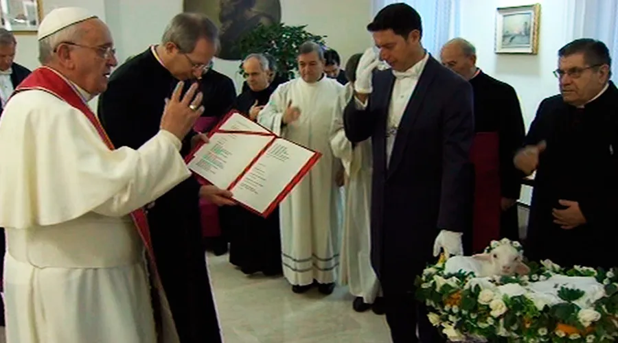 Papa Francisco bendice corderos. Foto: Captura de video / CTV.?w=200&h=150