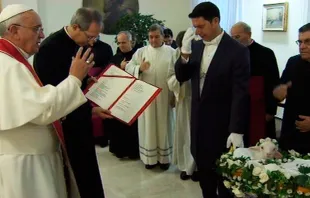 Papa Francisco bendice corderos. Foto: Captura de video / CTV. 