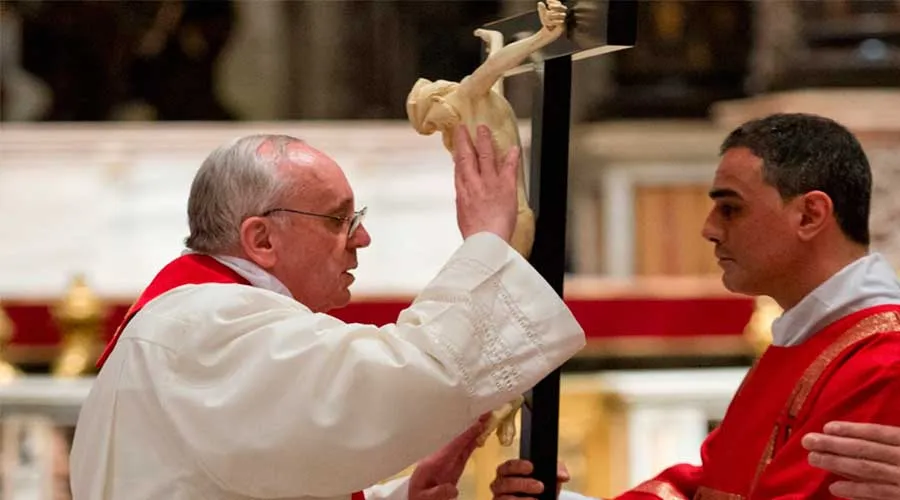 Papa Francisco reza ante la Cruz. Foto: L'Osservatore Romano.