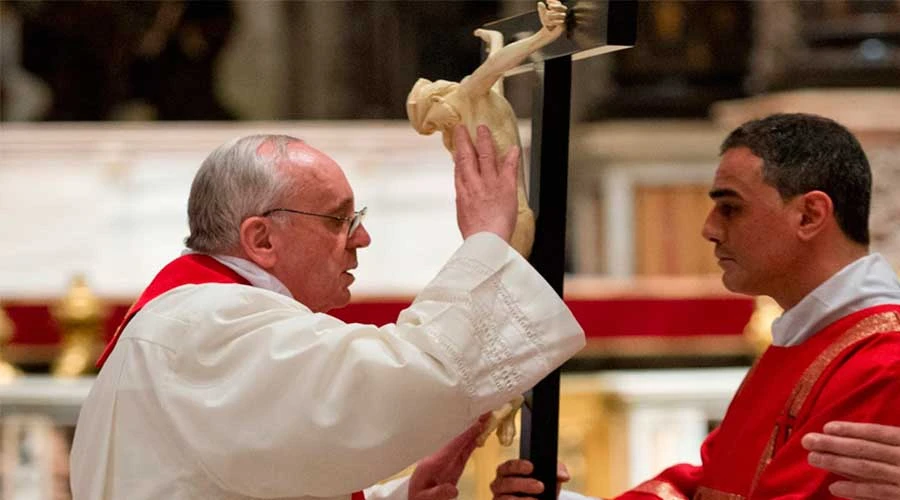 Papa Francisco reza ante la Cruz. Foto: L'Osservatore Romano.?w=200&h=150