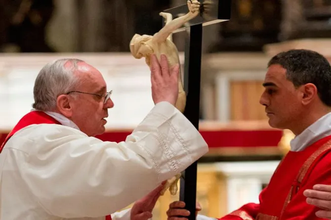 El Papa en la Exaltación: Miremos a Cristo ensangrentado por nuestros pecados en la Cruz