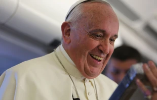 Papa Francisco recibe cuadro con imagen de Santa Teresita del Niu00f1o Jesu00fas. Foto: Alan Holdren / ACI Prensa. 