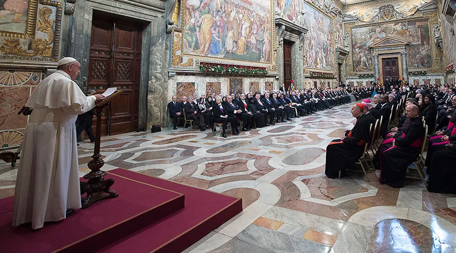 El Papa Francisco con el Cuerpo Diplomático acreditado ante la Santa Sede / Foto: L'Osservatore Romano?w=200&h=150