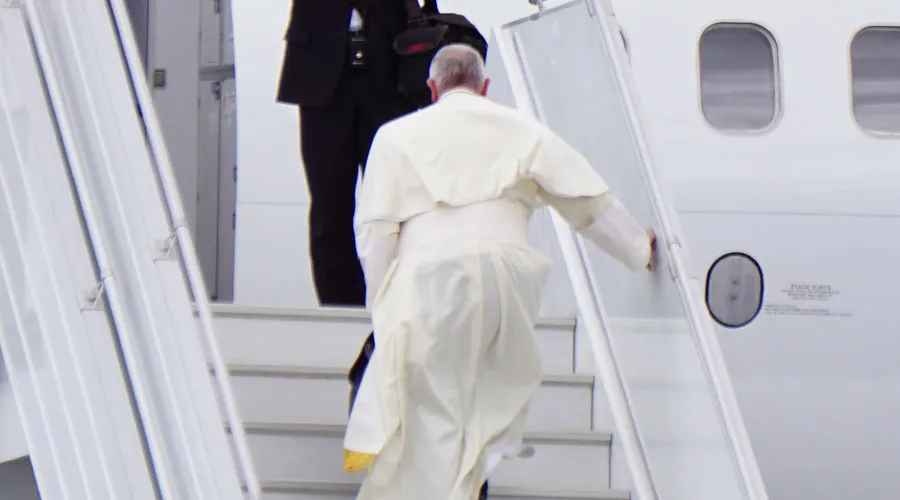 El Papa Francisco sube al avión. Foto: David Ramos / ACI Prensa