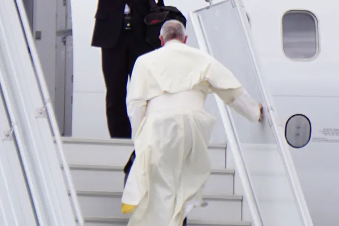Papa Francisco concluye su primer viaje a África y regresa a Roma