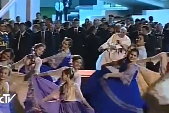 Despiden al Papa Francisco con alegre y tradicional ceremonia en Paraguay