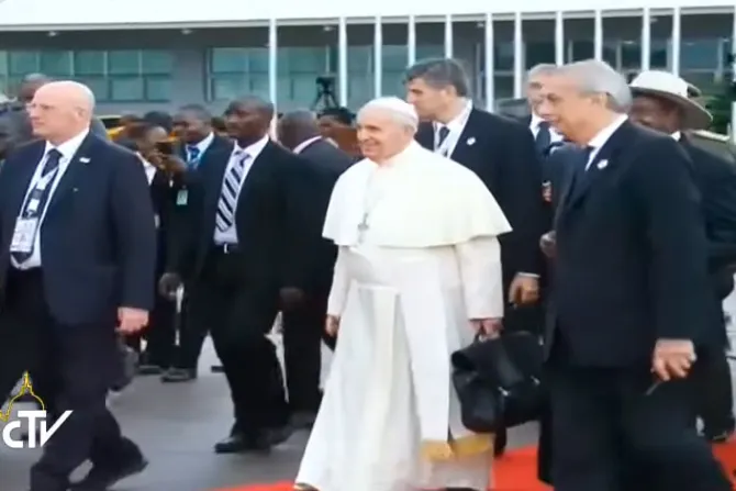VIDEO: El Papa se despide de Uganda y parte a su último destino, República Centroafricana