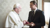 Papa Francisco con el actor Leonardo DiCaprio / Foto: L'Osservatore Romano