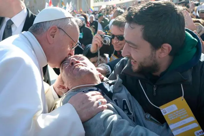 Fallece el primer discapacitado que besó el Papa al comenzar su pontificado: Lee su conmovedor testimonio