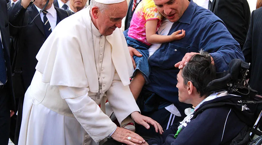 Papa Francisco saluda y bendice a persona con discapacidad. Foto: Stephen Discoll / ACI Prensa.?w=200&h=150