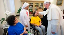 Papa Francisco con jóvenes discapacitados en Santa Marta / Foto: L'Osservatore Romano