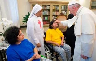 Papa Francisco con jóvenes discapacitados en Santa Marta / Foto: L'Osservatore Romano 