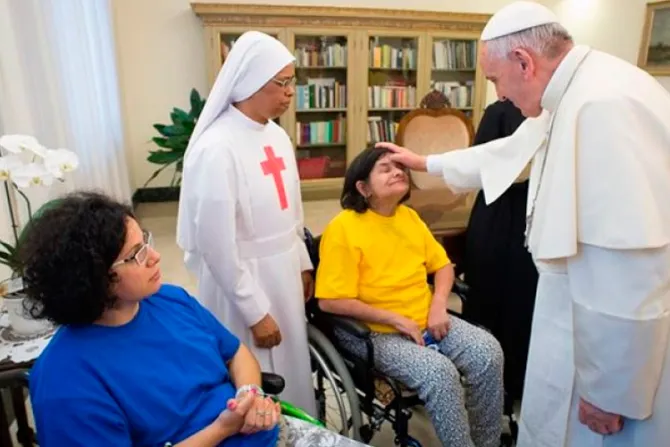 Enternecedora acogida del Papa Francisco a un grupo de discapacitados