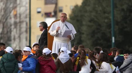 Jesús es el Señor y solo Él puede curar las heridas del corazón, dice el Papa en Nápoles