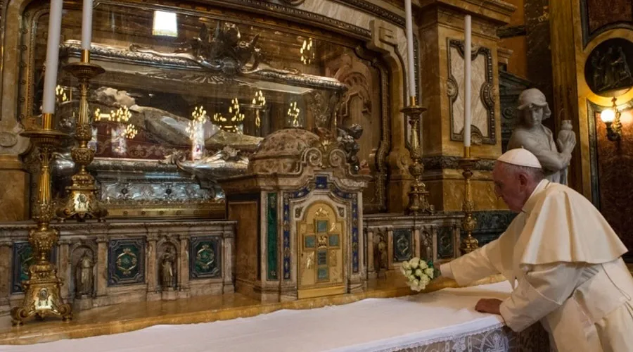 Papa Francisco ante la tumba de Don Bosco en la Basílica de María Auxiliadora de Turín / Foto: L'Osservatore Romano