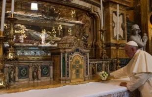 Papa Francisco ante la tumba de Don Bosco en la Basu00edlica de Maru00eda Auxiliadora de Turu00edn / Foto: L'Osservatore Romano 