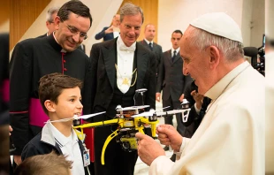 El Papa Francisco con el dron regalado por ju00f3venes de Roma / Foto: L'Osservatore Romano 