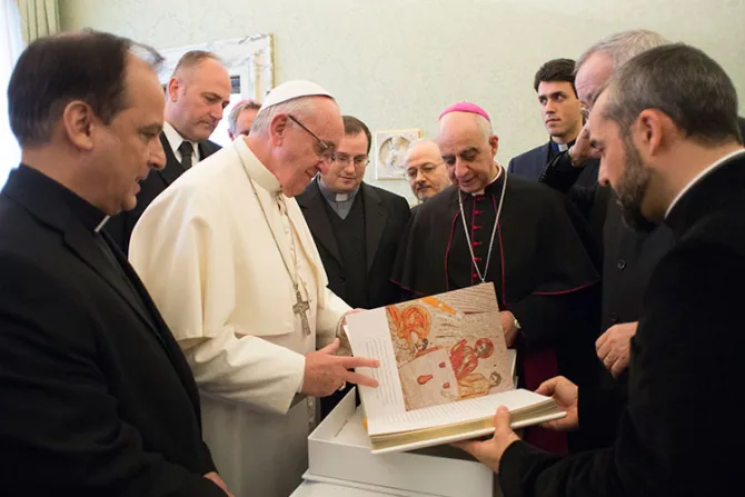 FOTOS: Presentan al Papa Francisco el Evangeliario de la Misericordia para el Jubileo