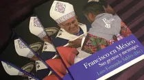 Ejemplares de "Francisco en México".