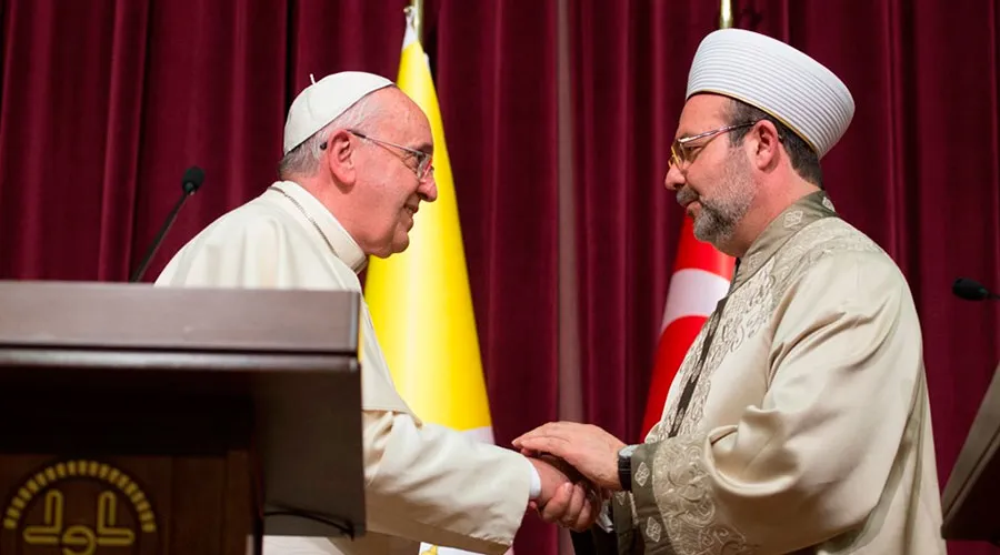 El Papa Francisco saluda al encargado musulmán de asuntos religiosos de Turquía, Mehmet Gormez. Foto L'Osservatore Romano?w=200&h=150