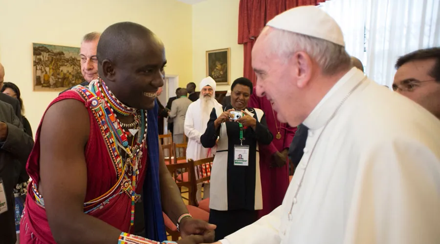 Papa Francisco saludando en Encuentro interreligioso y ecuménico / Foto: L'Osservatore Romano?w=200&h=150