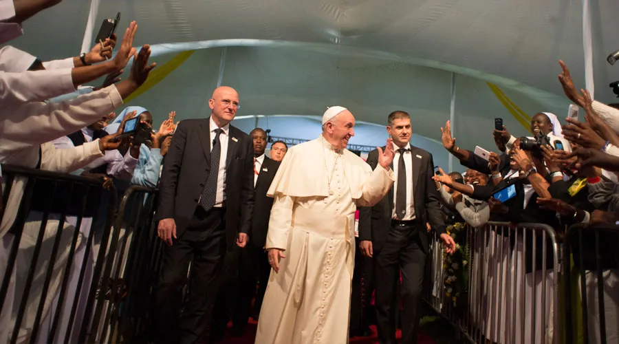Papa Francisco llegando al encuentro con sacerdotes, religiosos, y seminaristas de Kenia / Foto: L'Osservatore Romano