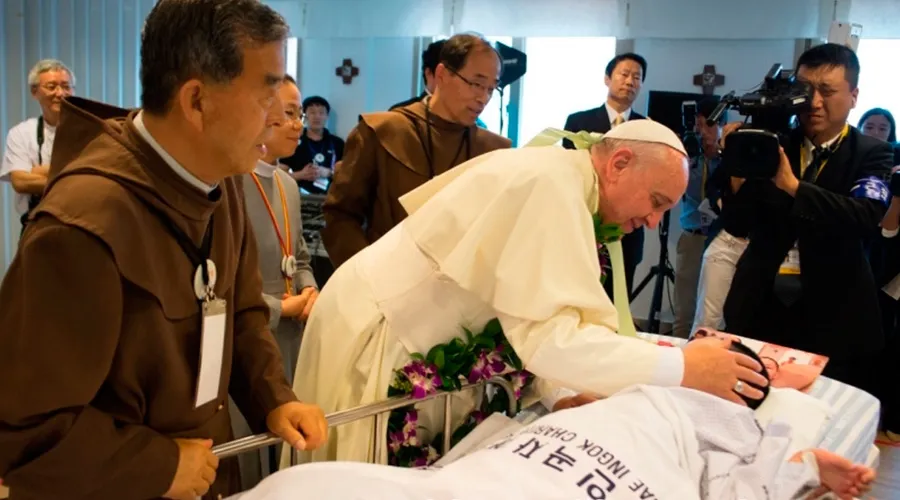 Papa Francisco bendiciendo a un enfermo / Foto: L'Osservatore Romano