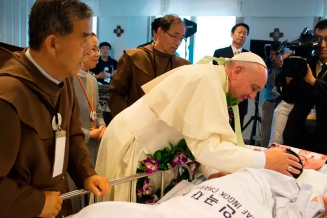 La salud es un derecho de todos y no un privilegio, recuerda el Papa a médicos