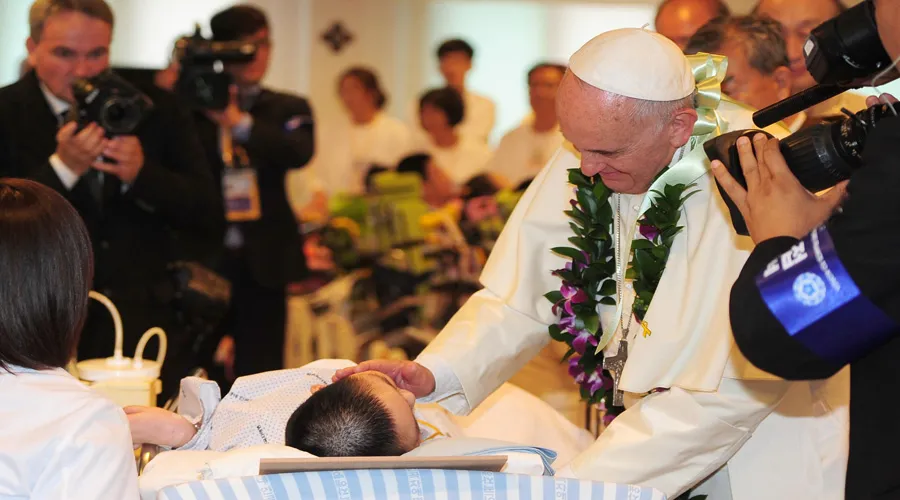 El Papa con un enfermo. Foto: L'Osservatore Romano