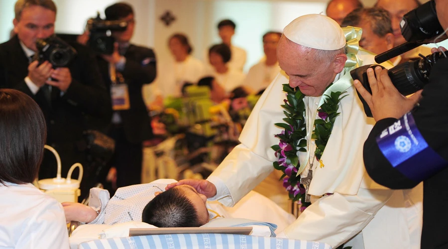 El Papa junto a un niño enfermo. Foto: Vatican Media?w=200&h=150