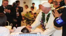 El Papa junto a un niño enfermo. Foto: Vatican Media