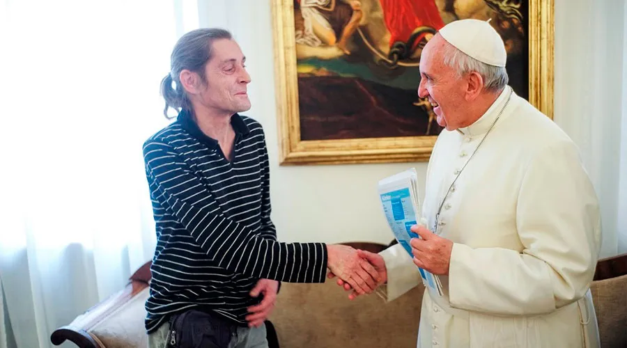 El Papa saluda a Marc, el sintecho que realizó parte de la entrevista / Foto: L'Osservatore Romano?w=200&h=150