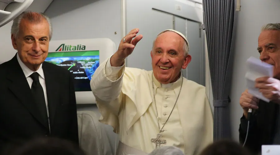 El Papa Francisco en el vuelo de regreso de Sudamérica. Foto Alan Holdren / ACI Prensa