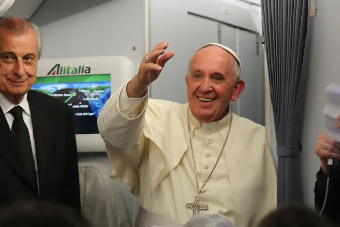 TEXTO COMPLETO: Rueda de prensa del Papa Francisco en el vuelo de regreso de Sudamérica