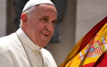 Papa Francisco. Foto: Daniel Ibáñez - ACI Prensa. Bandera de España: Wikipedia Pazit Polak (CC-BY-2.0)