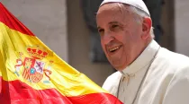 Papa Francisco. Foto: Daniel Ibáñez-ACI Prensa / Bandera de España. Foto: Wikipedia-Paz it Polak (CC-BY-2.0)