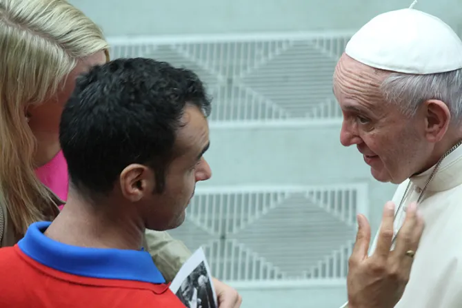 VIDEO: Papa Francisco sorprende a turistas en el Vaticano