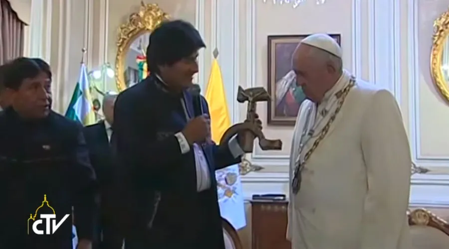 Evo Morales regala un Cristo sobre una hoz y un martillo de madera. Imagen captura de Youtube