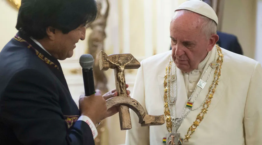Evo Morales regala un Cristo sobre una hoz y un martillo de madera. Foto L'Osservatore Romano