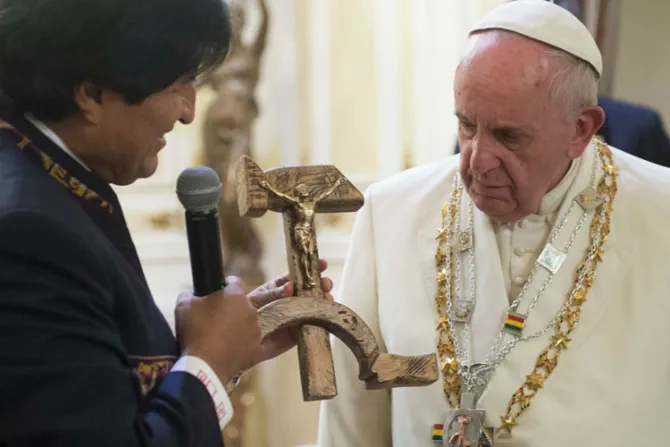 VIDEO: Así reaccionó el Papa cuando Evo Morales le regaló Cristo sobre hoz y martillo