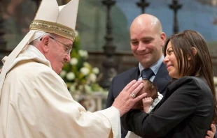 El Papa Francisco bendice a una familia. Foto: Vatican Media 